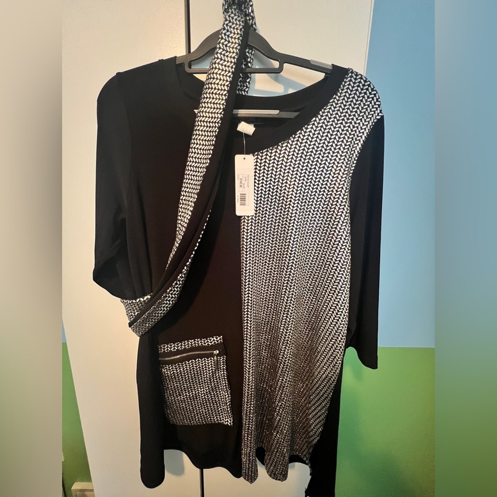Size Lg NWT Lightweight stretchy top with removable infinity scarf. Silver/black